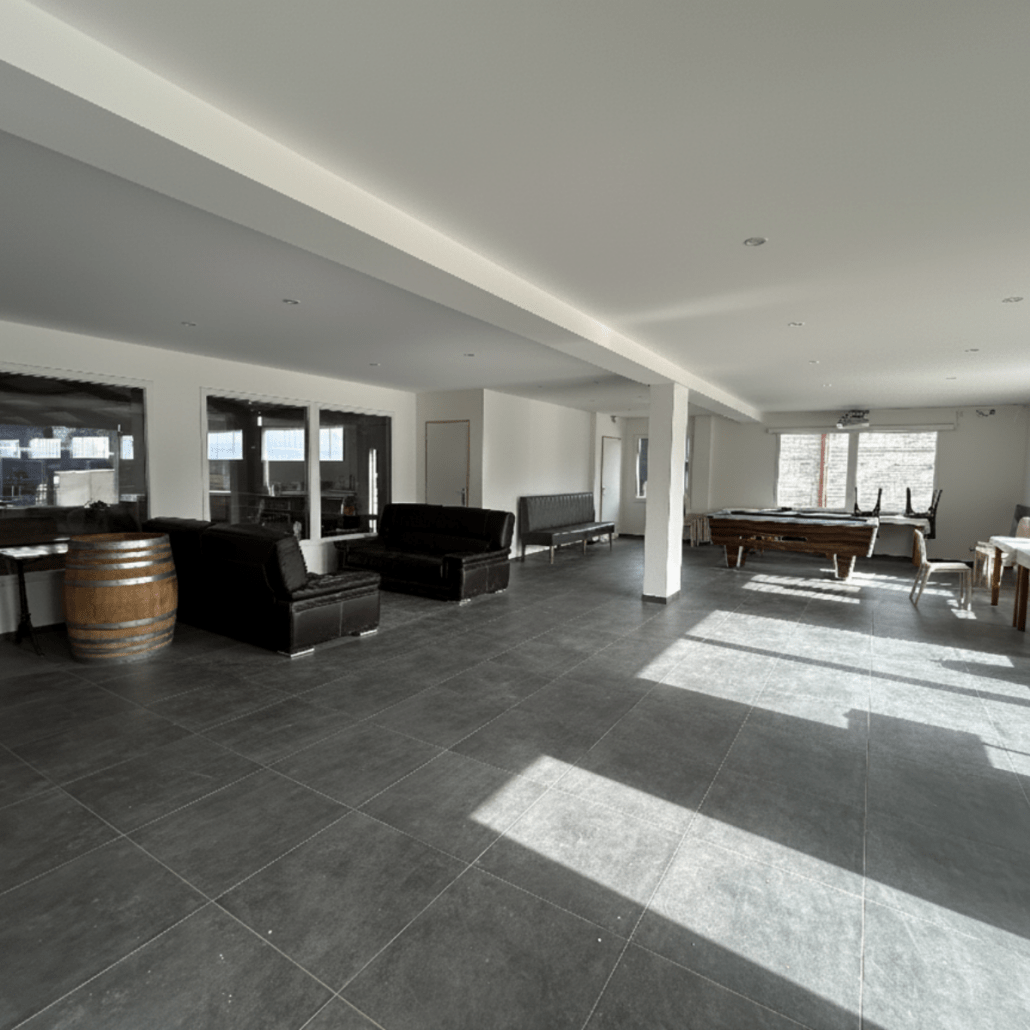 intérieur du club house d'un centre équestre